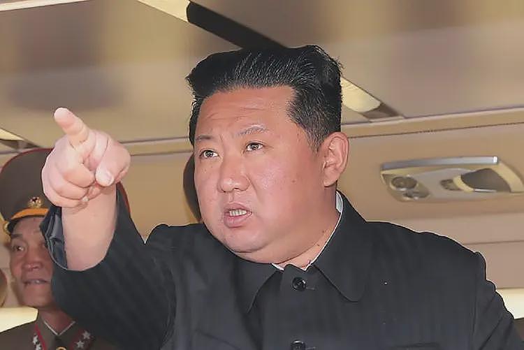 朝鲜5千吨驱逐舰下水失败，舰体或扭断，金正恩震怒下令严办（组图） - 1
