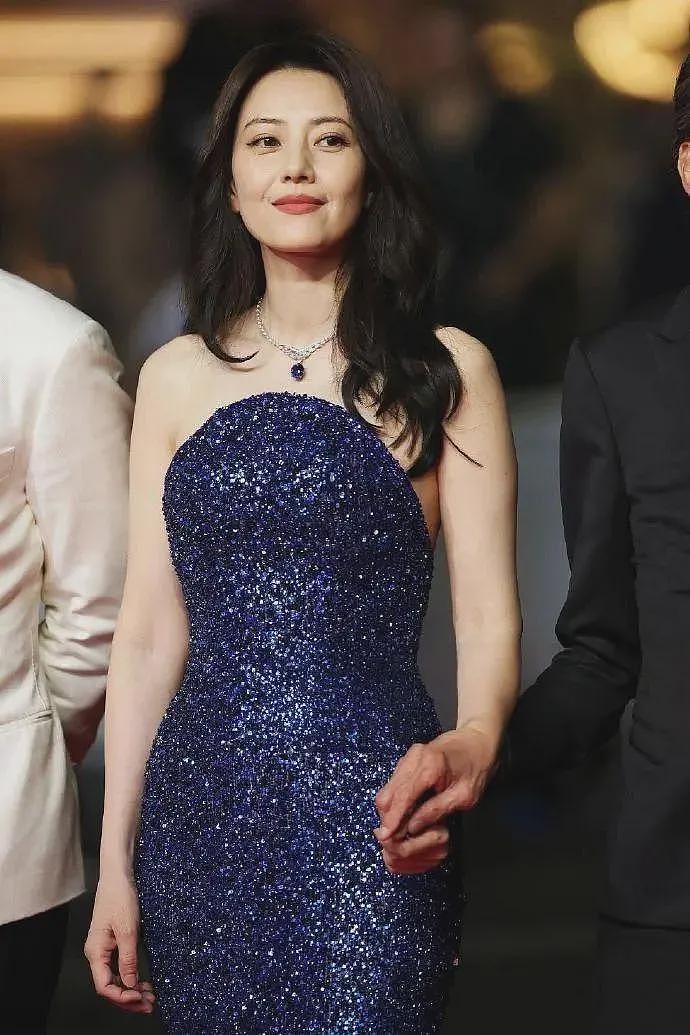 中国女星戛纳巅峰对决：她穿成东方名伶扛住生图，而她一改面相清纯变凌厉……（组图） - 15