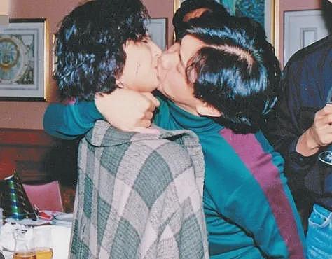 老公死在枕边？！绯闻缠身豪门独宠30年，丧夫四年守巨额遗产，不惧流言成最美豪门奶奶？（组图） - 17