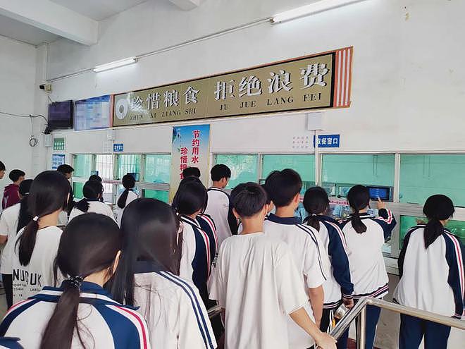 “小官巨贪校长”被没吃饱的学生举报：7元餐费要套取2元（组图） - 4