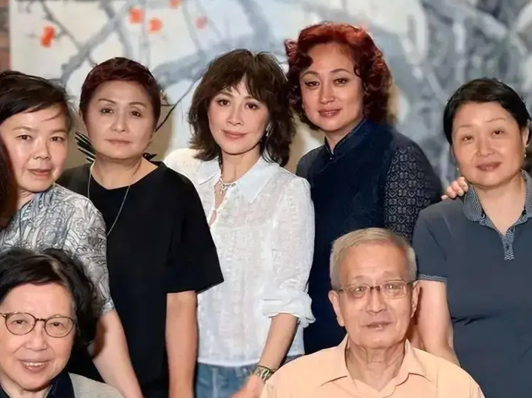 60岁仍光彩照人！刘嘉玲苏州省亲，淡妆出镜惊艳全场！网友：发现惊人大秘密（组图） - 5