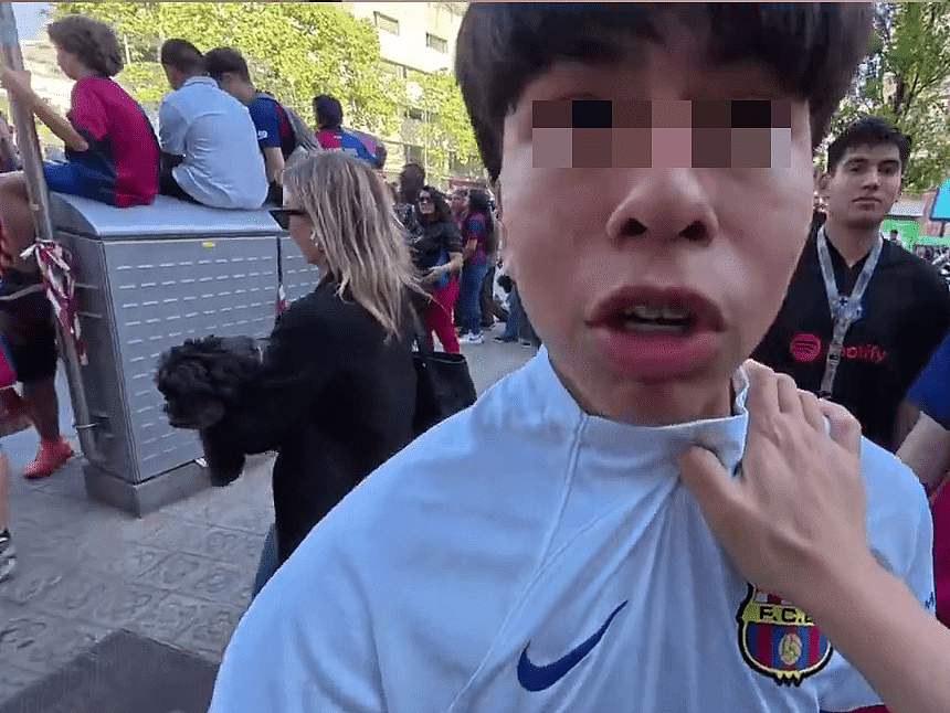 巴塞球迷辱华！中国球迷锁喉反击，球会方致歉：零容忍种族歧视（组图） - 6