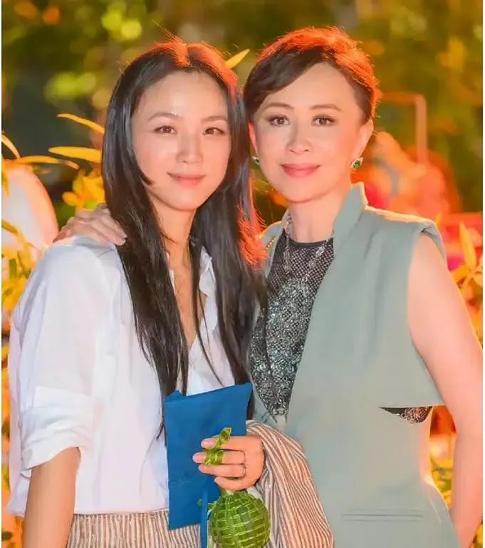 60岁仍光彩照人！刘嘉玲苏州省亲，淡妆出镜惊艳全场！网友：发现惊人大秘密（组图） - 10