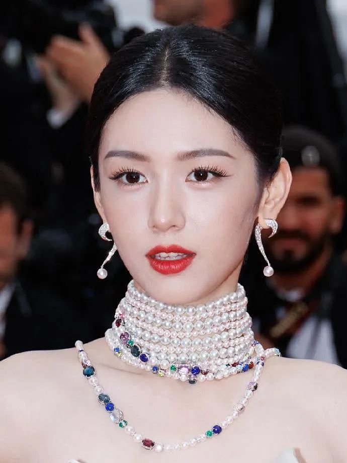 中国女星戛纳巅峰对决：她穿成东方名伶扛住生图，而她一改面相清纯变凌厉…（组图） - 26