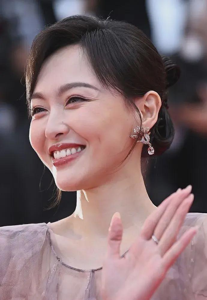 中国女星戛纳巅峰对决：她穿成东方名伶扛住生图，而她一改面相清纯变凌厉……（组图） - 13