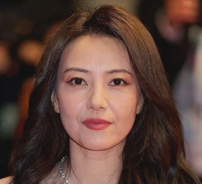 中国女星戛纳巅峰对决：她穿成东方名伶扛住生图，而她一改面相清纯变凌厉……（组图） - 17