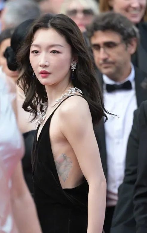 中国女星戛纳巅峰对决：她穿成东方名伶扛住生图，而她一改面相清纯变凌厉…（组图） - 21