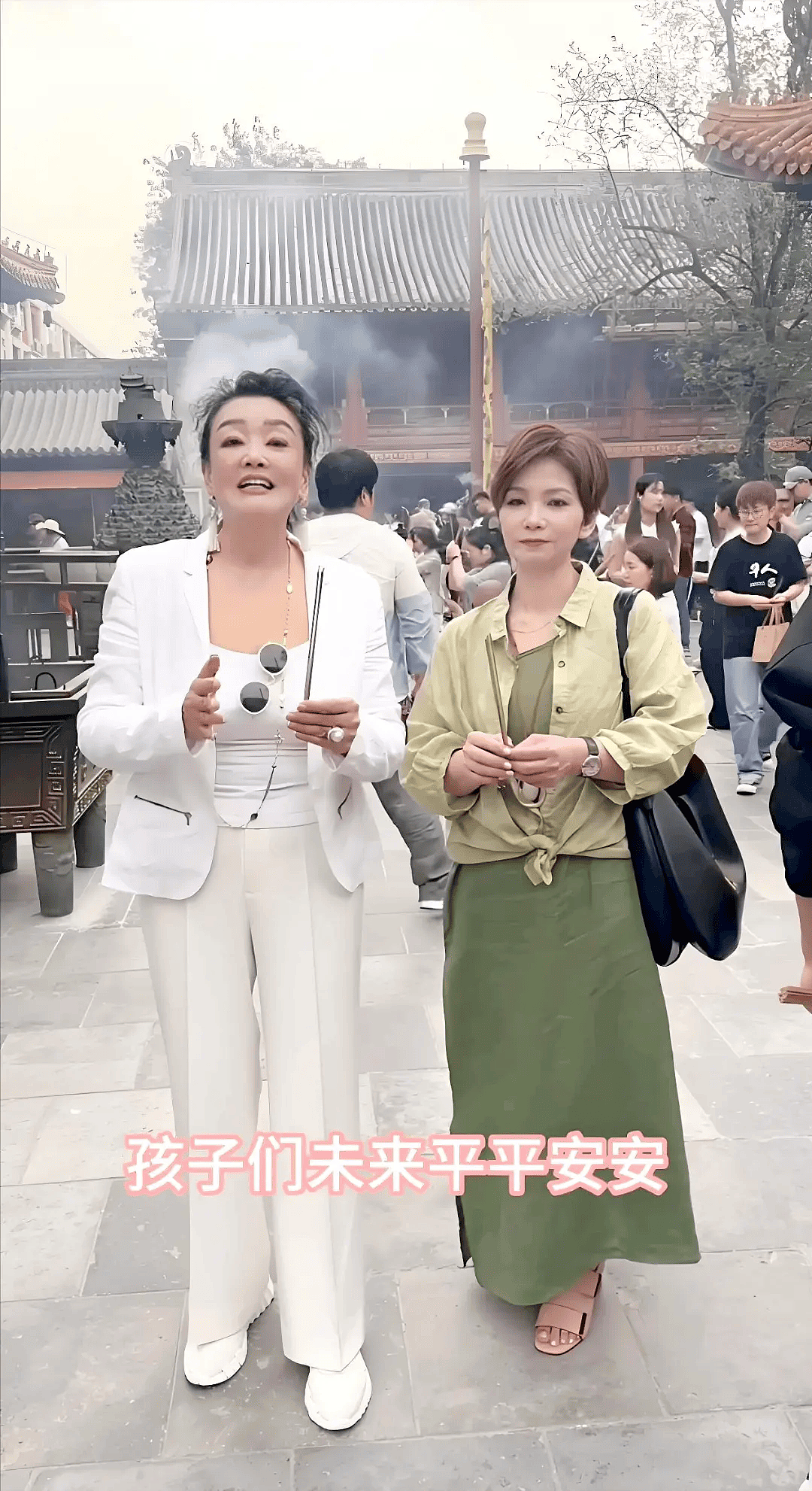 张兰：儿子汪小菲结婚，她带马筱梅父母雍和宫祈福（组图） - 3
