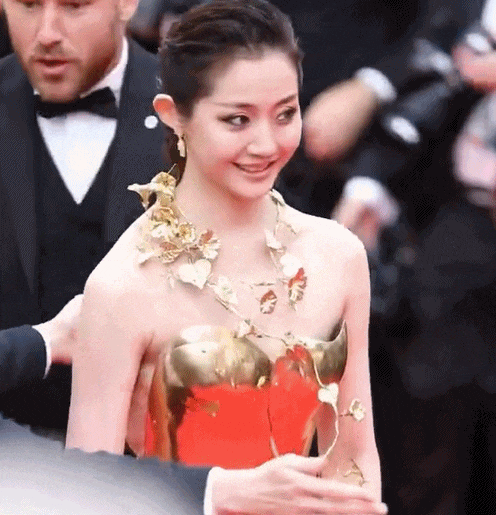 中国女星戛纳巅峰对决：她穿成东方名伶扛住生图，而她一改面相清纯变凌厉…（组图） - 29