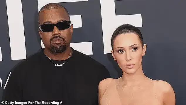 侃爷老婆穿渔网吊带现身西班牙！不闹离婚，比安卡竟“夺”权当经纪人（组图） - 11