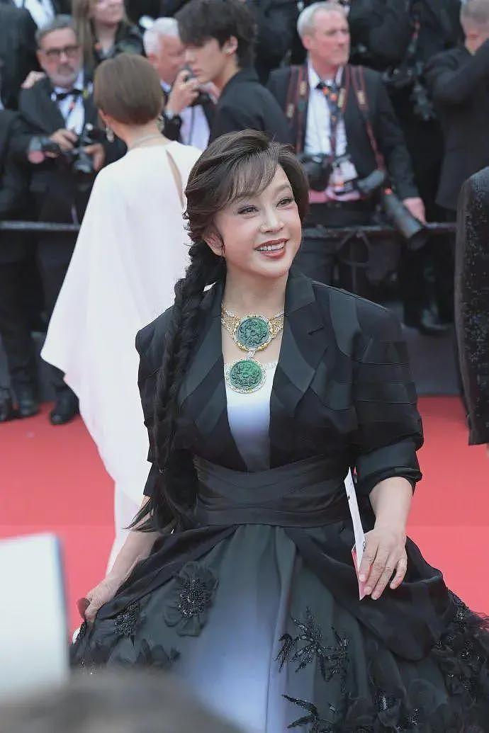 中国女星戛纳巅峰对决：她穿成东方名伶扛住生图，而她一改面相清纯变凌厉……（组图） - 3