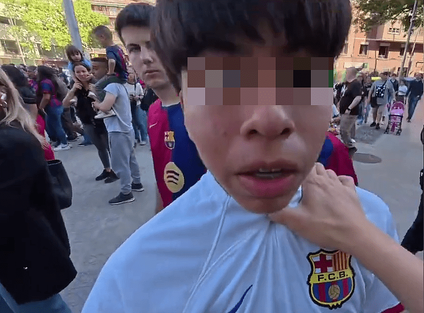 巴塞球迷辱华！中国球迷锁喉反击，球会方致歉：零容忍种族歧视（组图） - 5