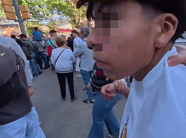 巴塞球迷辱华！中国球迷锁喉反击，球会方致歉：零容忍种族歧视（组图） - 3
