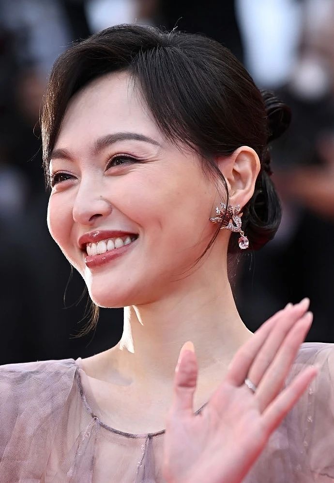 中国女星戛纳巅峰对决：她穿成东方名伶扛住生图，而她一改面相清纯变凌厉…（组图） - 13