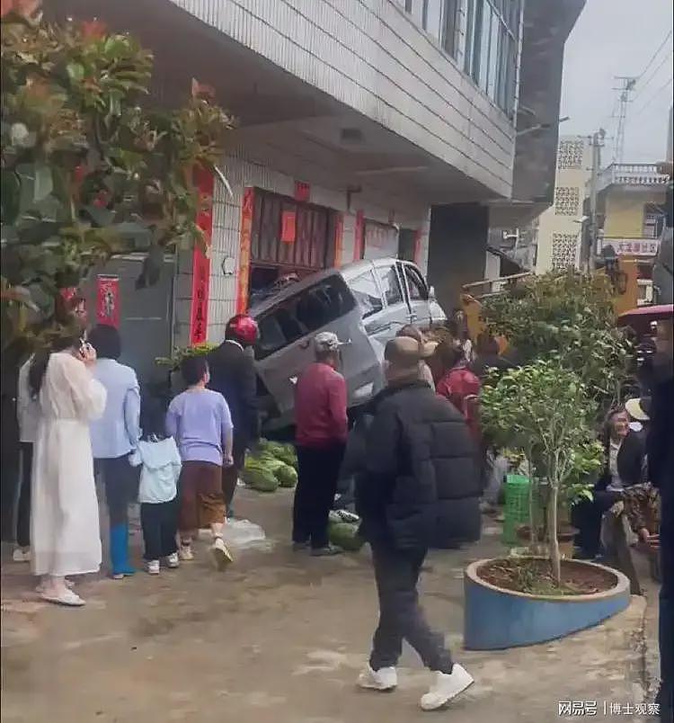 6死4伤!云南一装载机冲入人群,现场画面流出,52岁肇事男子被抓(组图) - 2