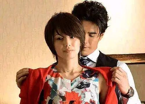 国民女神也塌了?奉子闪婚却出轨绝世丑男、离婚后当街发疯,官宣被捕入狱:她“高开癫走”的人生早已注定(组图) - 8