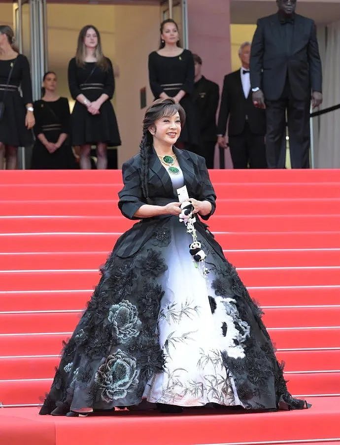 中国女星戛纳巅峰对决：她穿成东方名伶扛住生图，而她一改面相清纯变凌厉…（组图） - 5