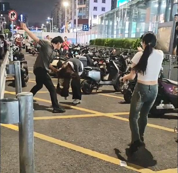 深圳女地铁站遭“摩的”司机当街暴打影片疯传！警方：患精神分裂症（组图） - 4