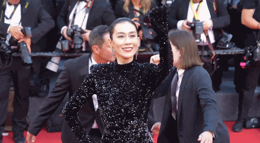 中国女星戛纳巅峰对决：她穿成东方名伶扛住生图，而她一改面相清纯变凌厉…（组图） - 8