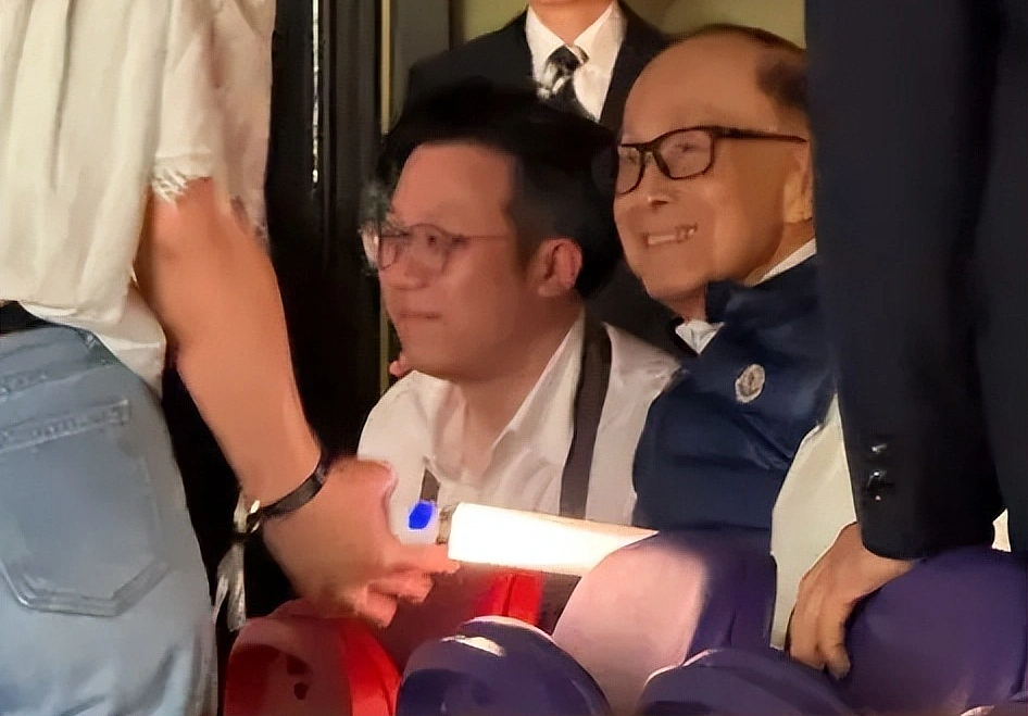 李嘉诚现身演唱会后，港口交易大反转，他的“识时务”显露无遗（组图） - 2