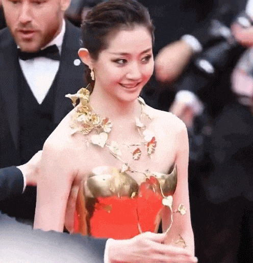 中国女星戛纳巅峰对决：她穿成东方名伶扛住生图，而她一改面相清纯变凌厉……（组图） - 29