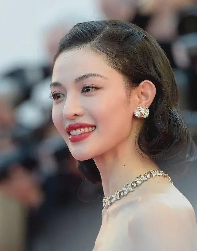 中国女星戛纳巅峰对决：她穿成东方名伶扛住生图，而她一改面相清纯变凌厉……（组图） - 20