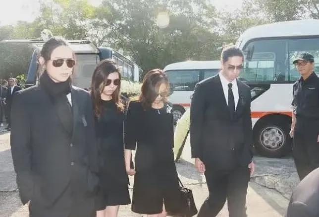 老公死在枕边？！绯闻缠身豪门独宠30年，丧夫四年守巨额遗产，不惧流言成最美豪门奶奶？（组图） - 23
