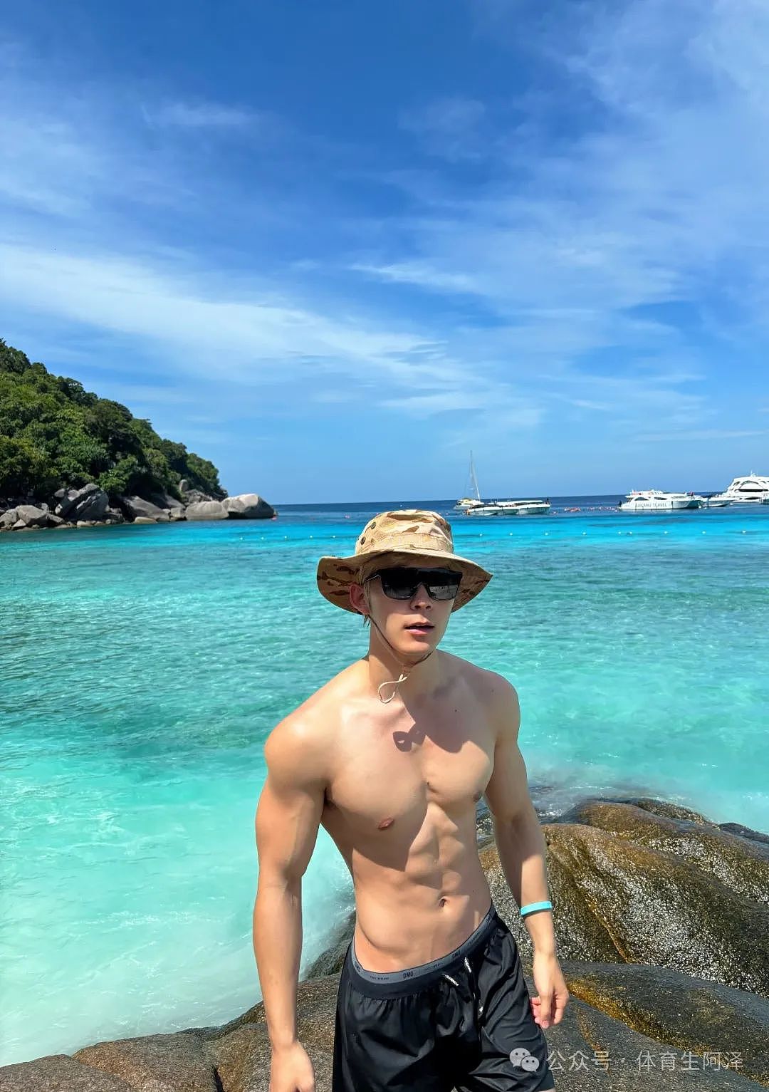 【帅哥】山东195腹肌健身小狼狗，与男友双1互攻，性感黑皮太诱惑....（组图） - 3