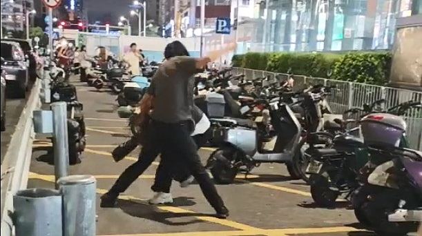 深圳女地铁站遭“摩的”司机当街暴打影片疯传！警方：患精神分裂症（组图） - 3