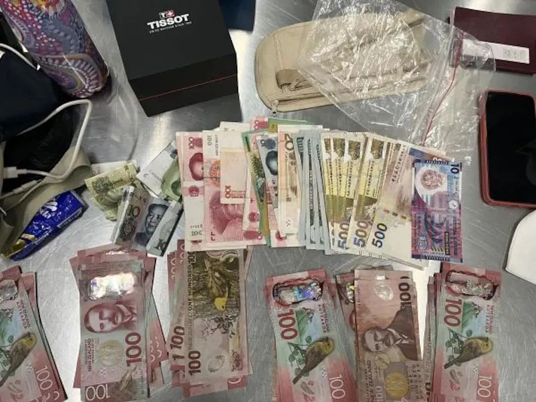 监禁+遣返！三名中国人组团出国诈骗华人，登机逃跑前被抓，身上全是现金（组图） - 1