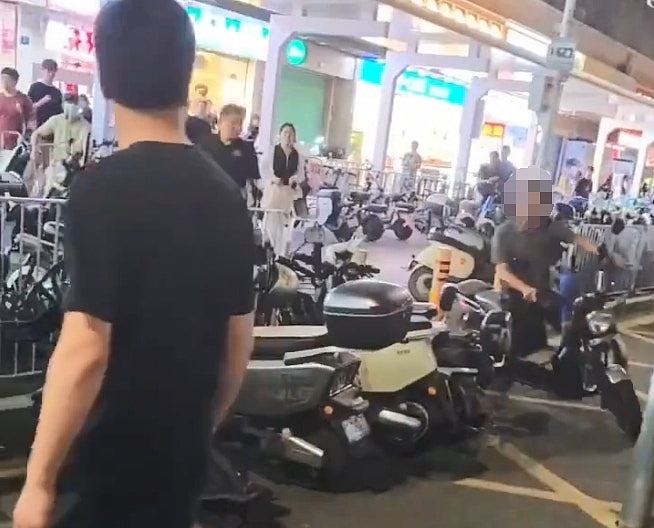深圳女地铁站遭“摩的”司机当街暴打影片疯传！警方：患精神分裂症（组图） - 7