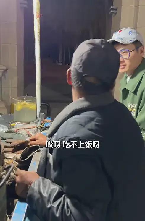 甘肃文旅天塌了！网红B太被75岁大爷当猴耍，还连吃7天厕所水菠萝（组图） - 2