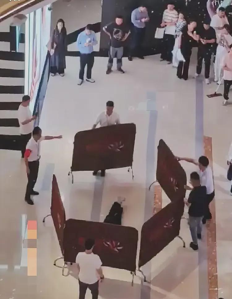 江苏扬州一女子在商场跳楼轻生,网传是男朋友不给买奶茶(视频/组图) - 1