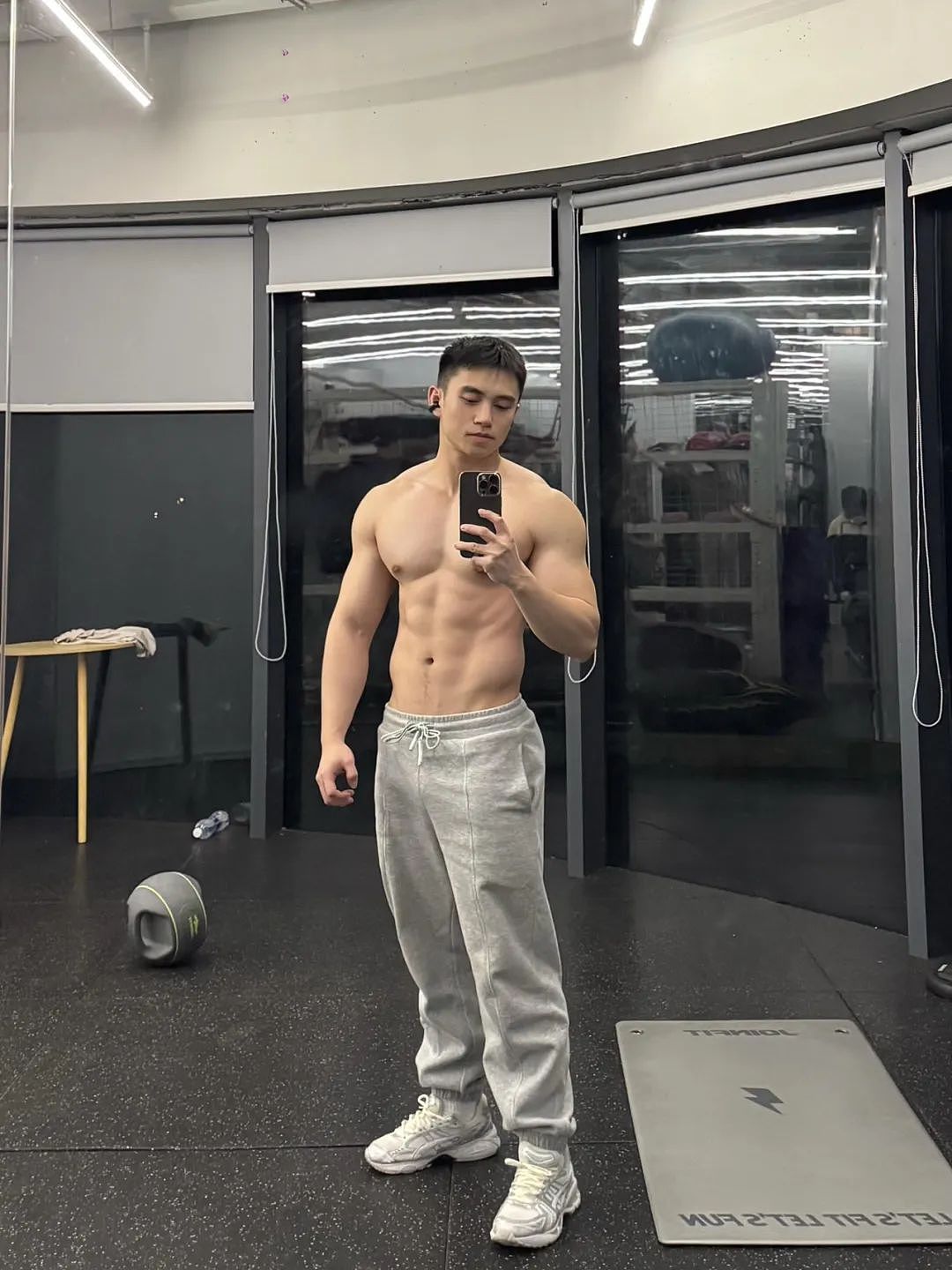 【帅哥】高颜值健身肌肉帅哥自拍秀漂亮身材，宽肩细腰麒麟臂，大胸肌格子腹太亮眼了（组图） - 6