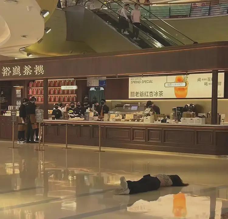 江苏扬州一女子在商场跳楼轻生,网传是男朋友不给买奶茶(视频/组图) - 2