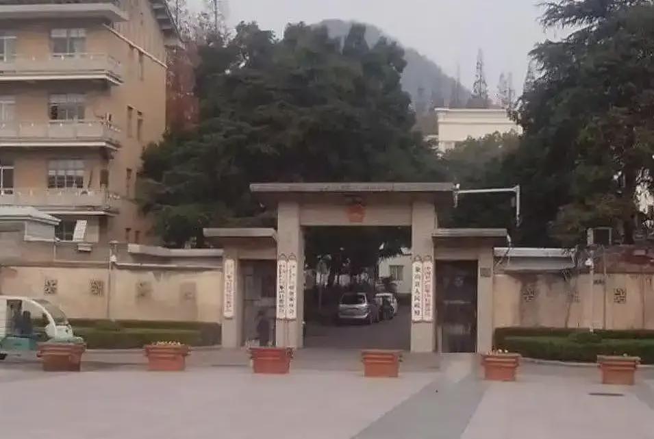 百强县政府大院太“寒碜”，打了穷县大基建的脸（组图） - 1