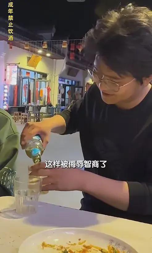 甘肃文旅天塌了！网红B太被75岁大爷当猴耍，还连吃7天厕所水菠萝（组图） - 6