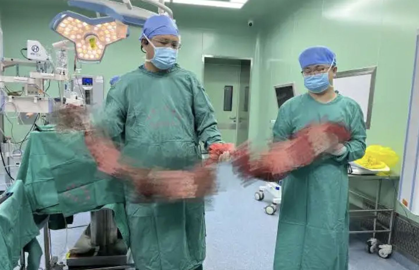 中国男子便秘4个月“腹肿如怀孕”！医生掏出2公尺坏死“屎前巨蟒”（组图） - 2