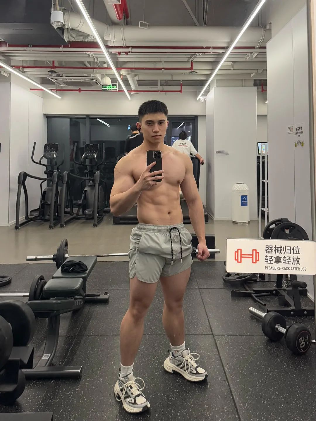 【帅哥】高颜值健身肌肉帅哥自拍秀漂亮身材，宽肩细腰麒麟臂，大胸肌格子腹太亮眼了（组图） - 4