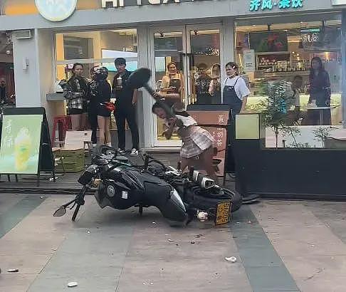 淄博精神小妹大街发疯，暴砸别人摩托车，当警察面装晕，车主回应（组图） - 5