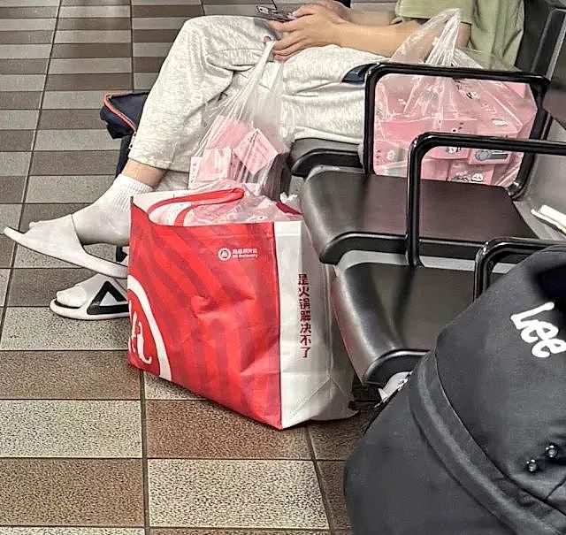 中国黄牛抢爆吉伊卡哇！麦当劳餐点丢满地，日本网气炸：毫无道德（组图） - 10