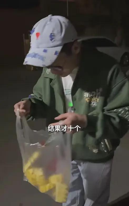 甘肃文旅天塌了！网红B太被75岁大爷当猴耍，还连吃7天厕所水菠萝（组图） - 3