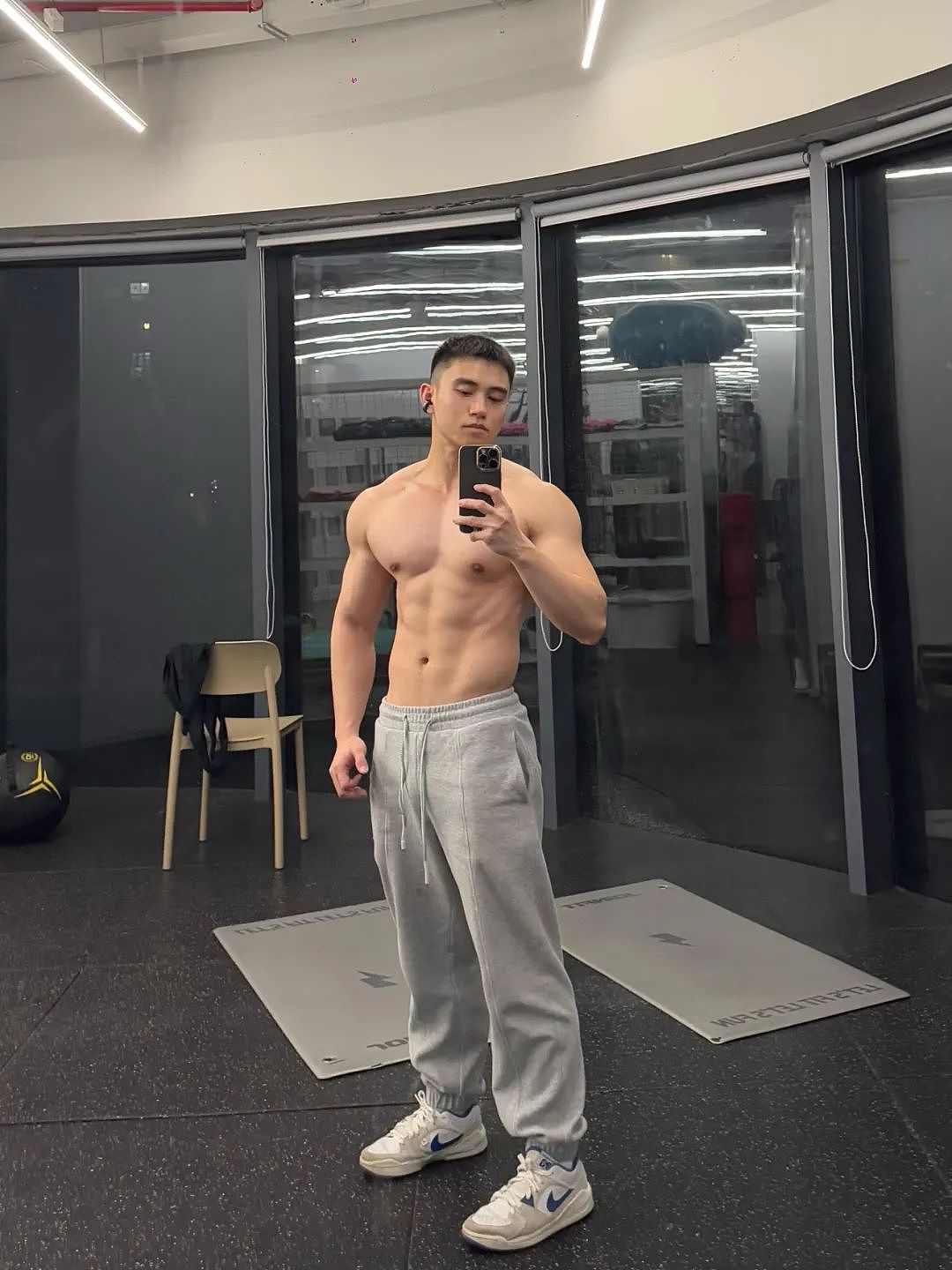 【帅哥】高颜值健身肌肉帅哥自拍秀漂亮身材，宽肩细腰麒麟臂，大胸肌格子腹太亮眼了（组图） - 2