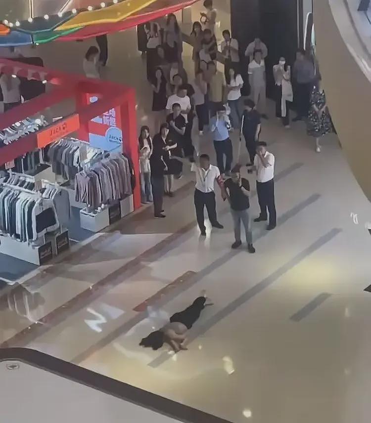 江苏扬州一女子在商场跳楼轻生,网传是男朋友不给买奶茶(视频/组图) - 3
