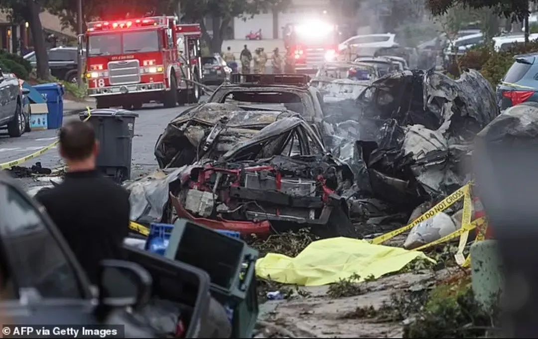 凌晨空难!客机坠毁爆燃,残骸砸向居民区,全员遇难!美丽小镇惨变人间炼狱(组图) - 5