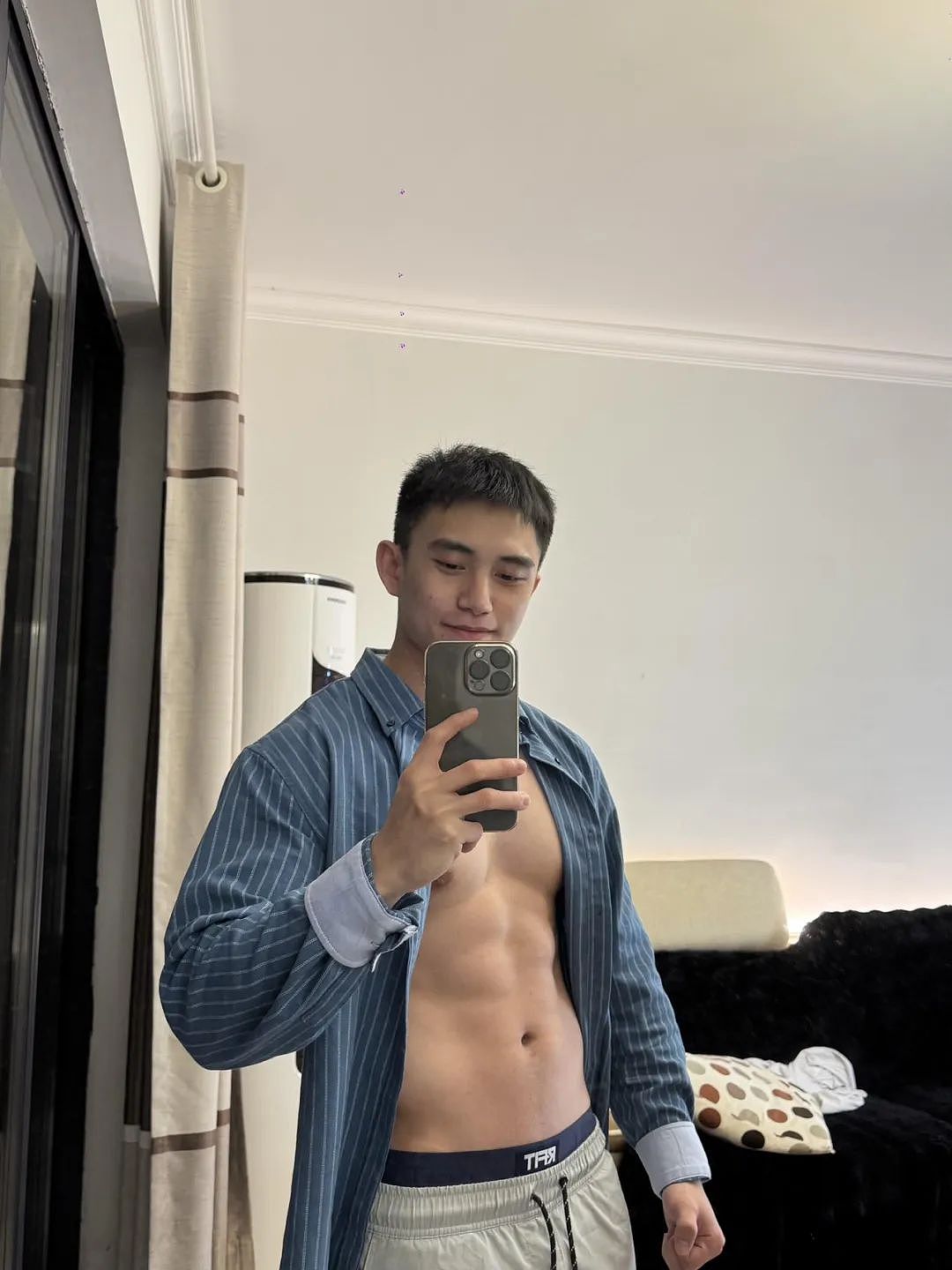 【帅哥】高颜值健身肌肉帅哥自拍秀漂亮身材，宽肩细腰麒麟臂，大胸肌格子腹太亮眼了（组图） - 1