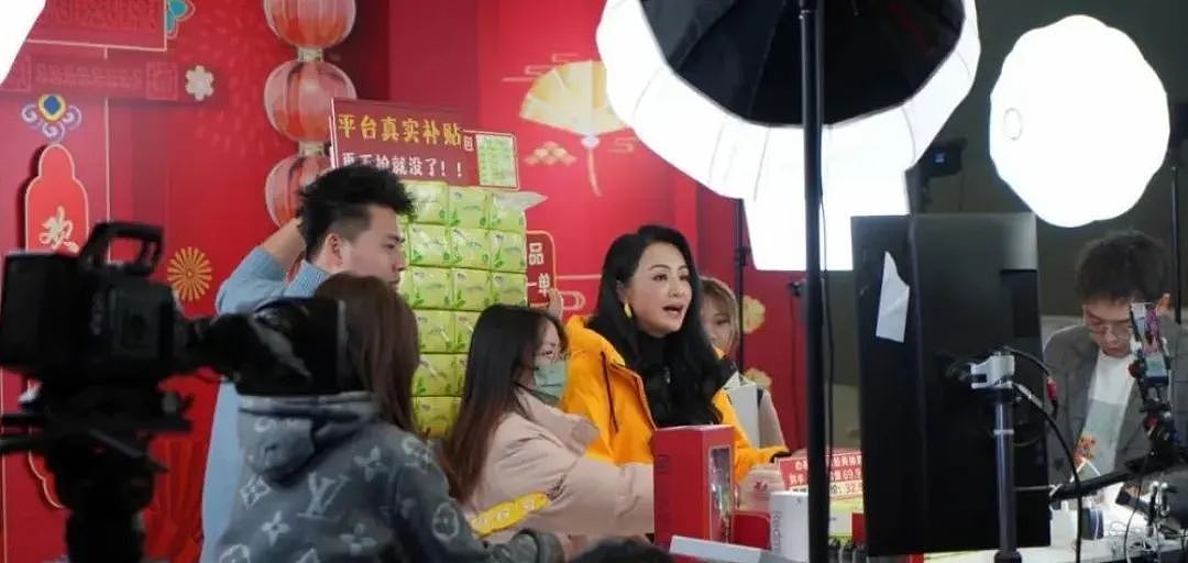 51岁曹颖患胃癌,做完手术8天就直播带货?说起儿子眼泪汪汪(组图) - 7