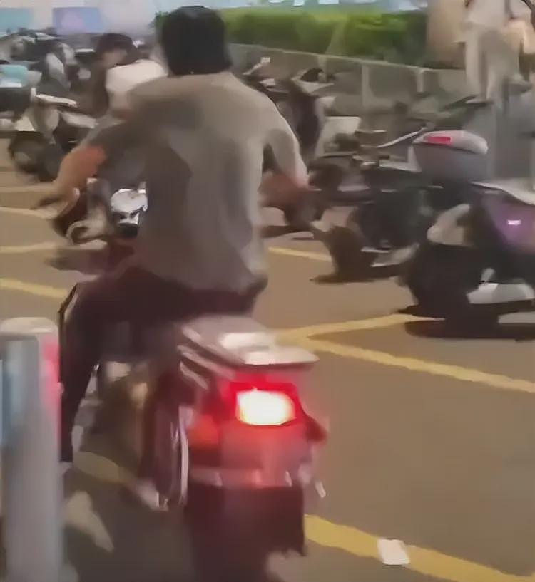 深圳摩的司机暴打女乘客后续:身份被扒,是惯犯,被曝患精神分裂(组图) - 13