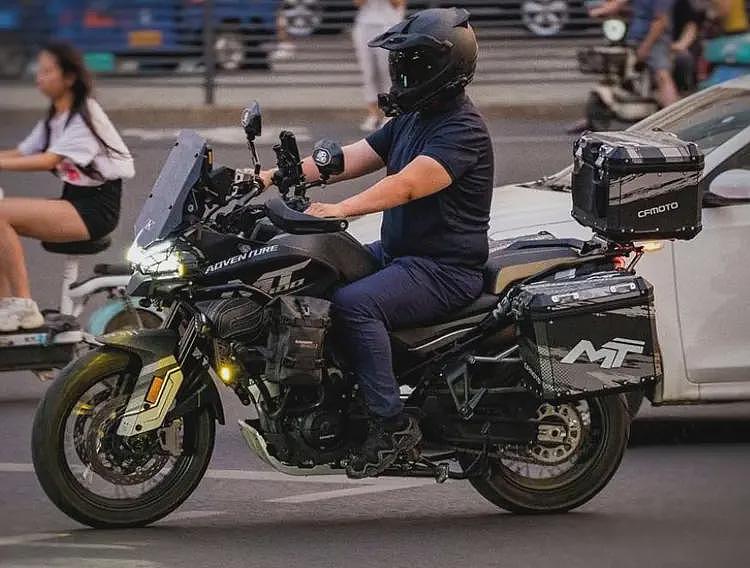 淄博精神小妹大街发疯，暴砸别人摩托车，当警察面装晕，车主回应（组图） - 2