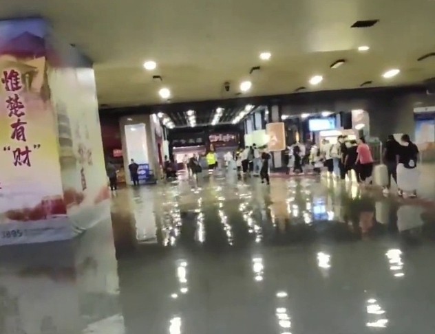 中国南方暴雨成灾！武汉大学水淹至肩膀，广西、贵州泥石流，至少3人遇难、数十人失联（视频/组图） - 6